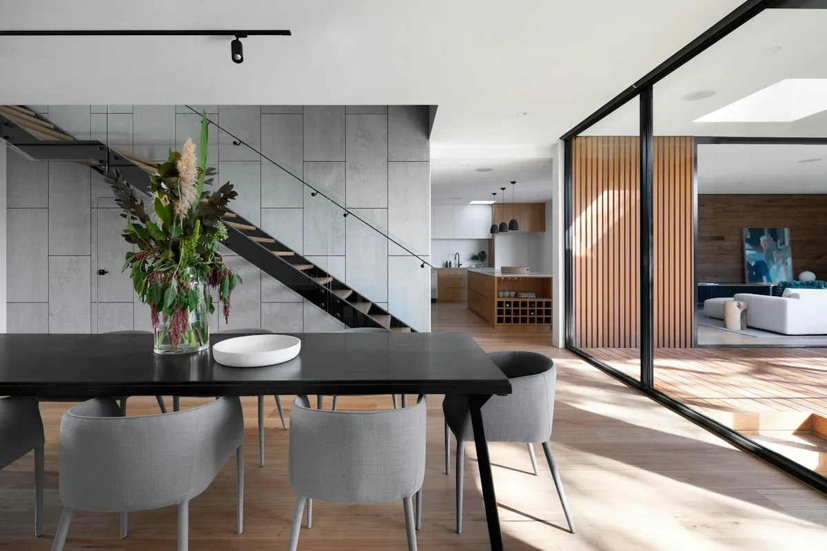 Sala de estar contemporánea con luz natural